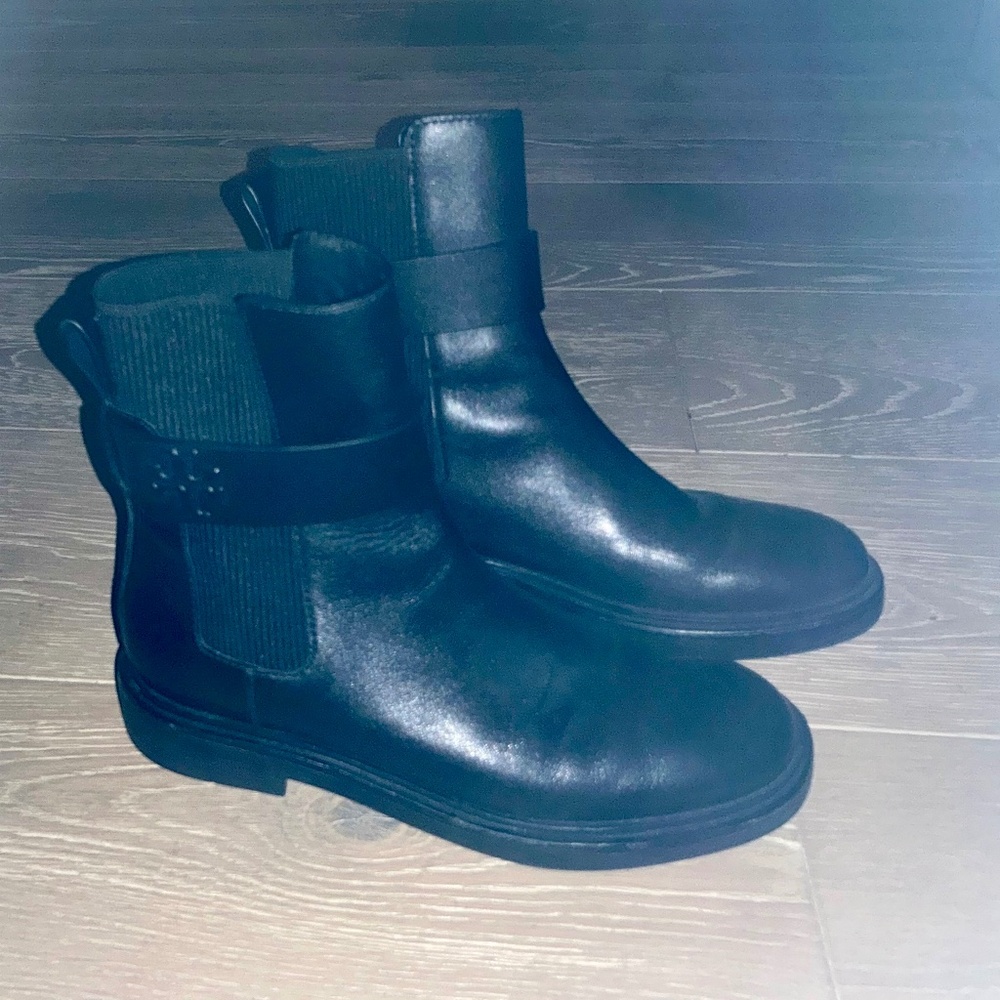 Tory Burch Black Leather Double T Logo Strap Chelsea Boots, size 6.5